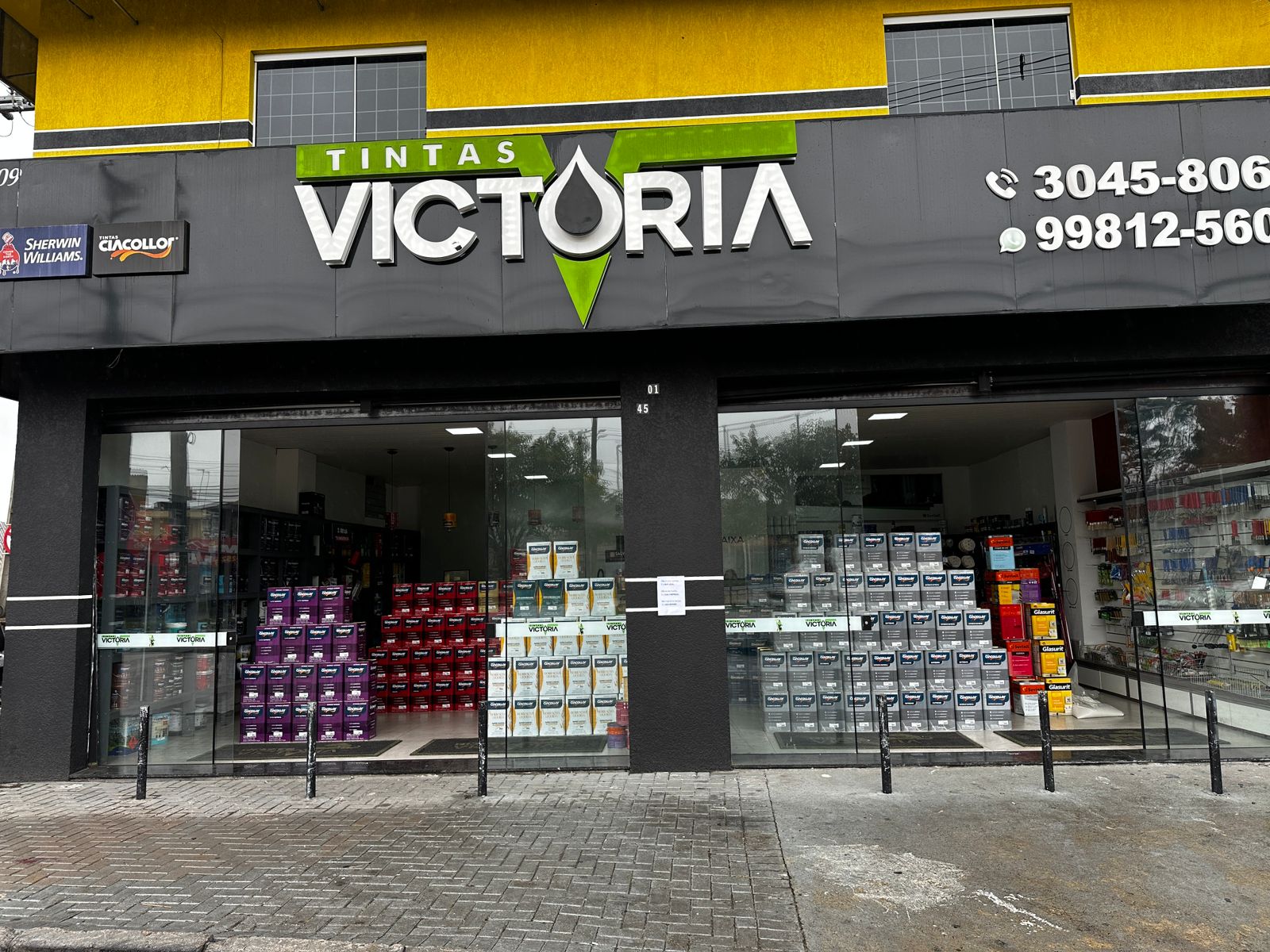 Fachada da loja Tintas Victoria no CIC